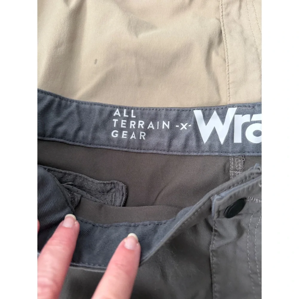 Lot of 2 Wrangler ATG All Terrain Gear Mens‎ Shorts 42 Khaki Grey 112316187